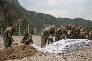 吉鲁替补出战完成法国队第130次出场，为法国队史第三多